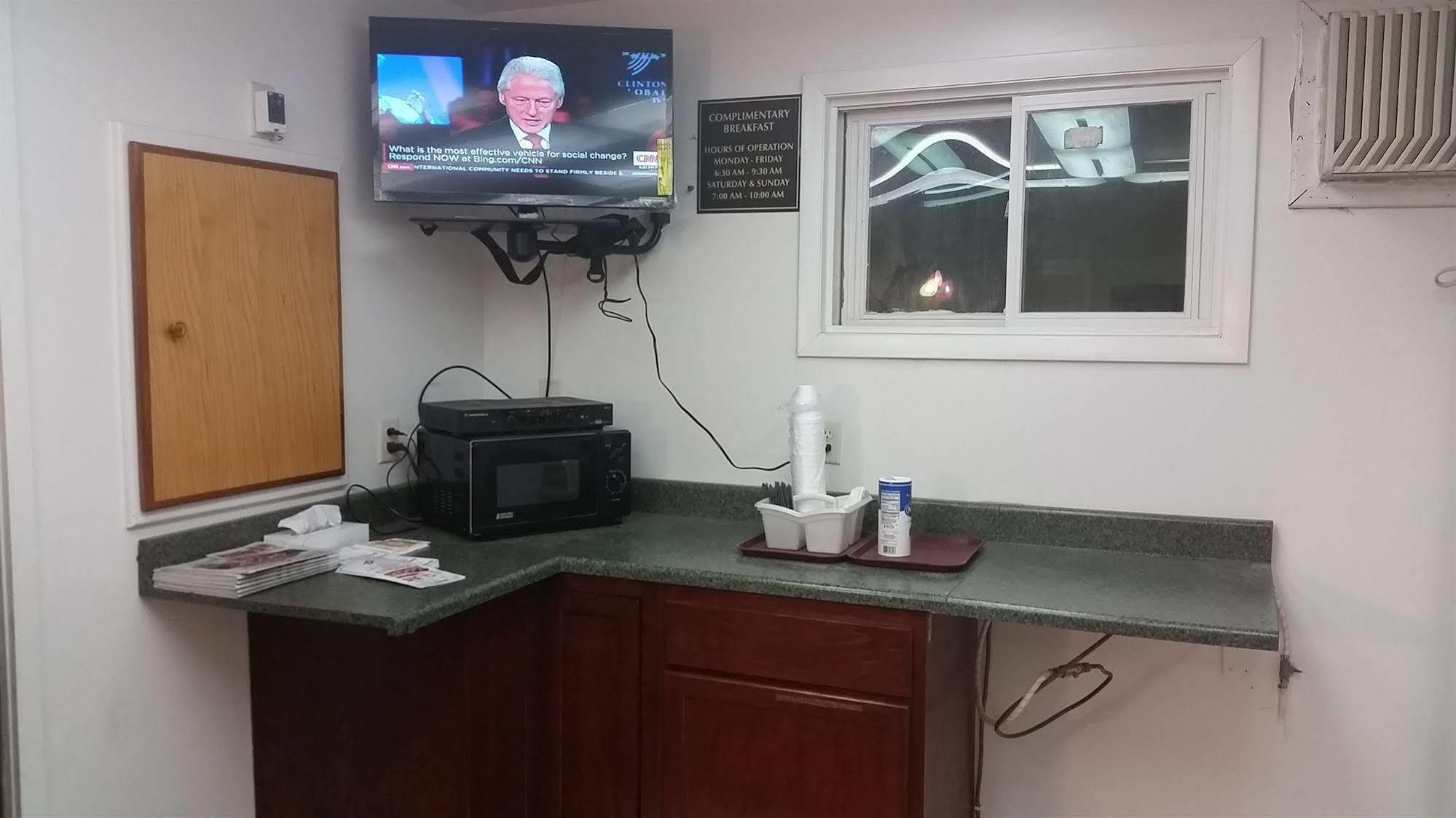 Rapids Inn & Suites Wisconsin Rapids Bagian luar foto