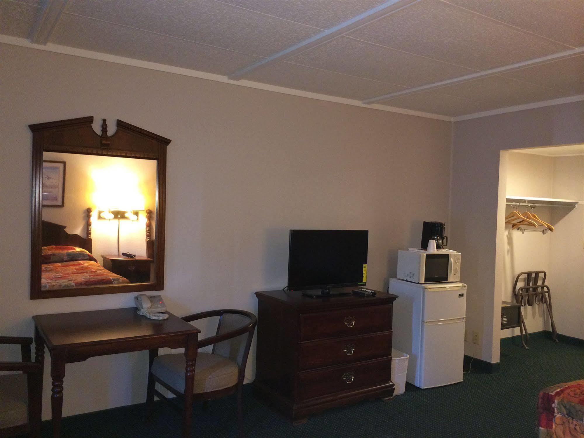 Rapids Inn & Suites Wisconsin Rapids Bagian luar foto