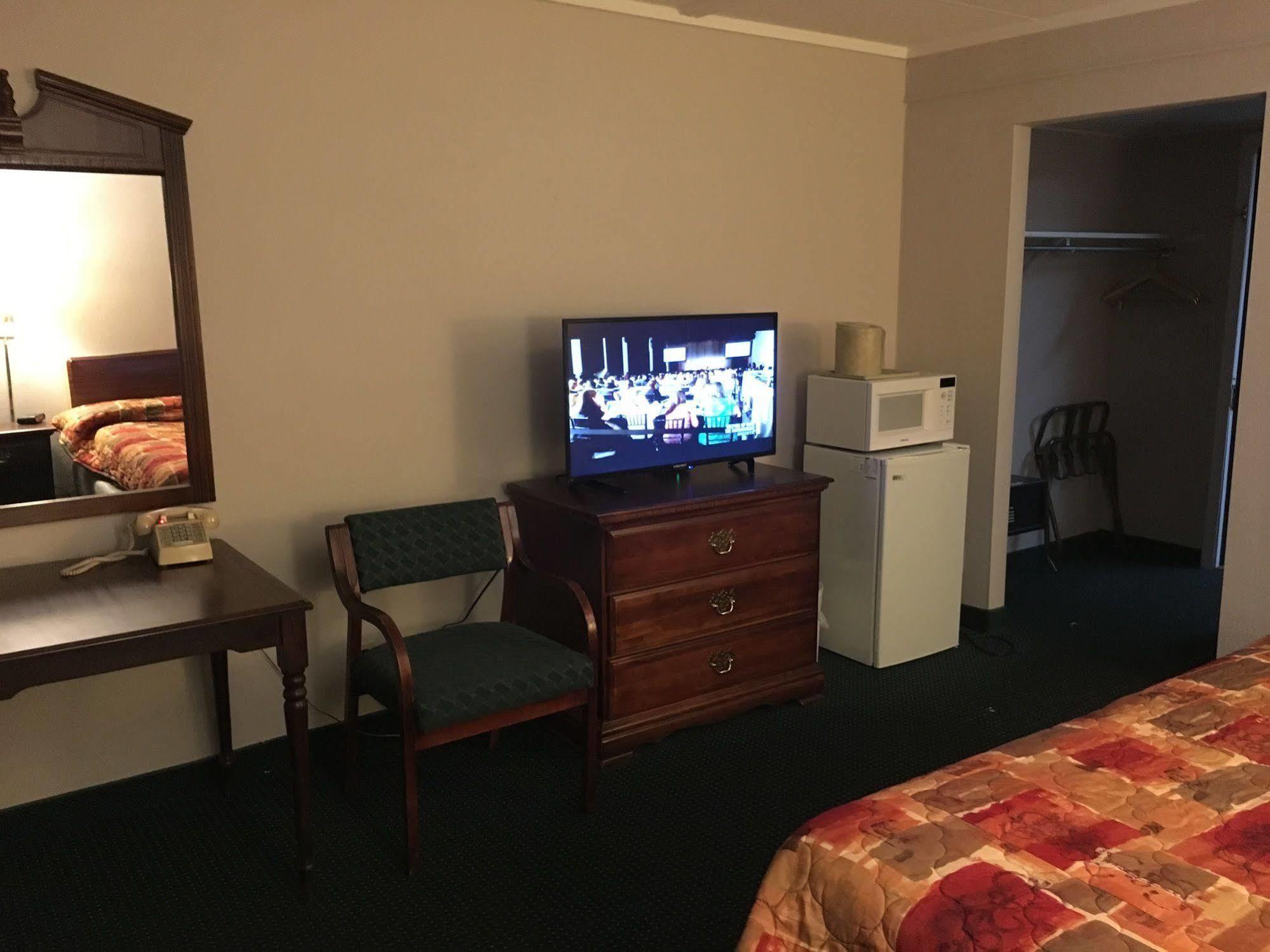 Rapids Inn & Suites Wisconsin Rapids Bagian luar foto