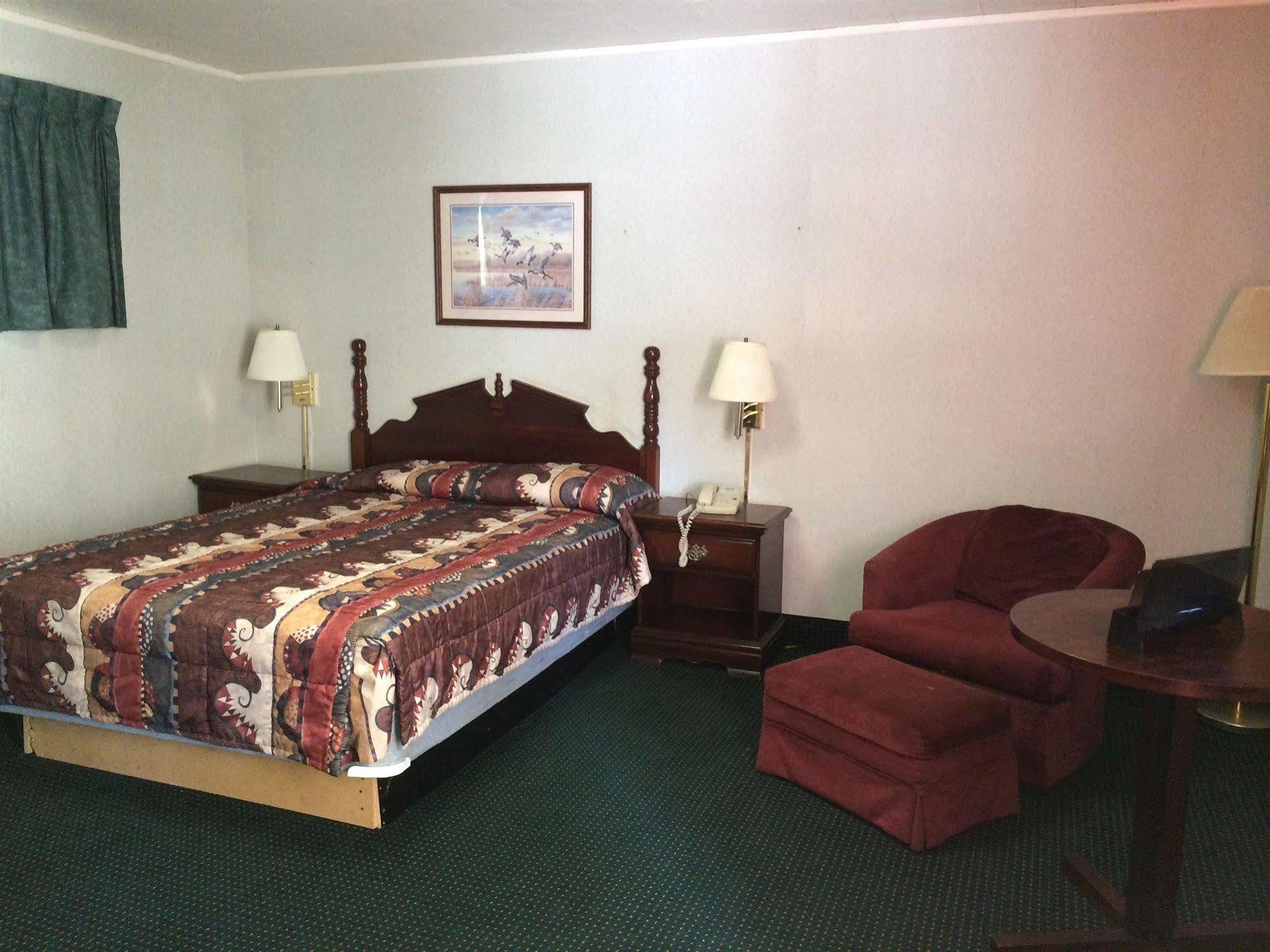 Rapids Inn & Suites Wisconsin Rapids Bagian luar foto