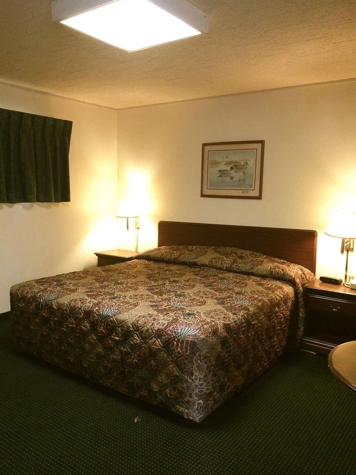 Rapids Inn & Suites Wisconsin Rapids Bagian luar foto