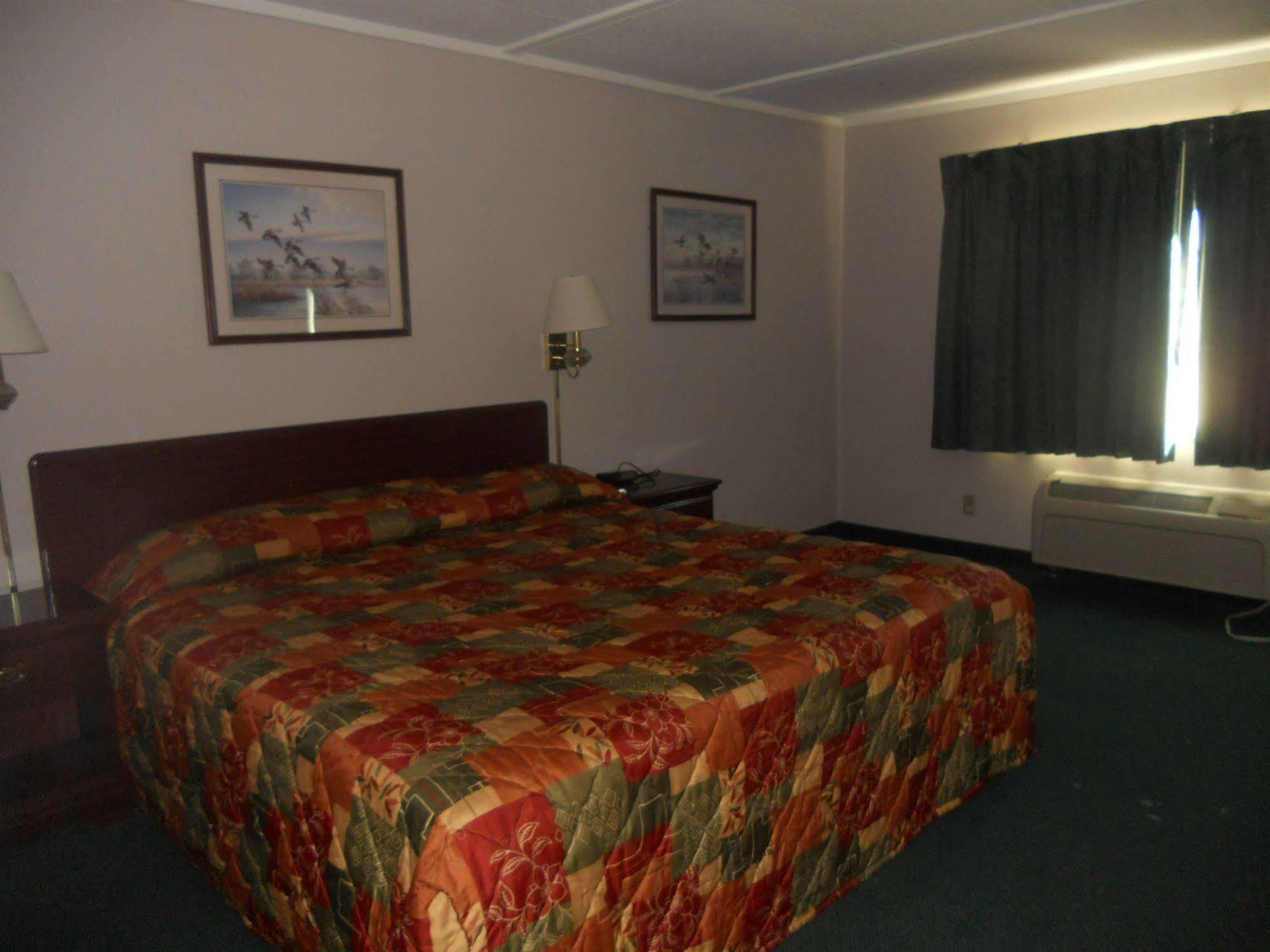 Rapids Inn & Suites Wisconsin Rapids Bagian luar foto