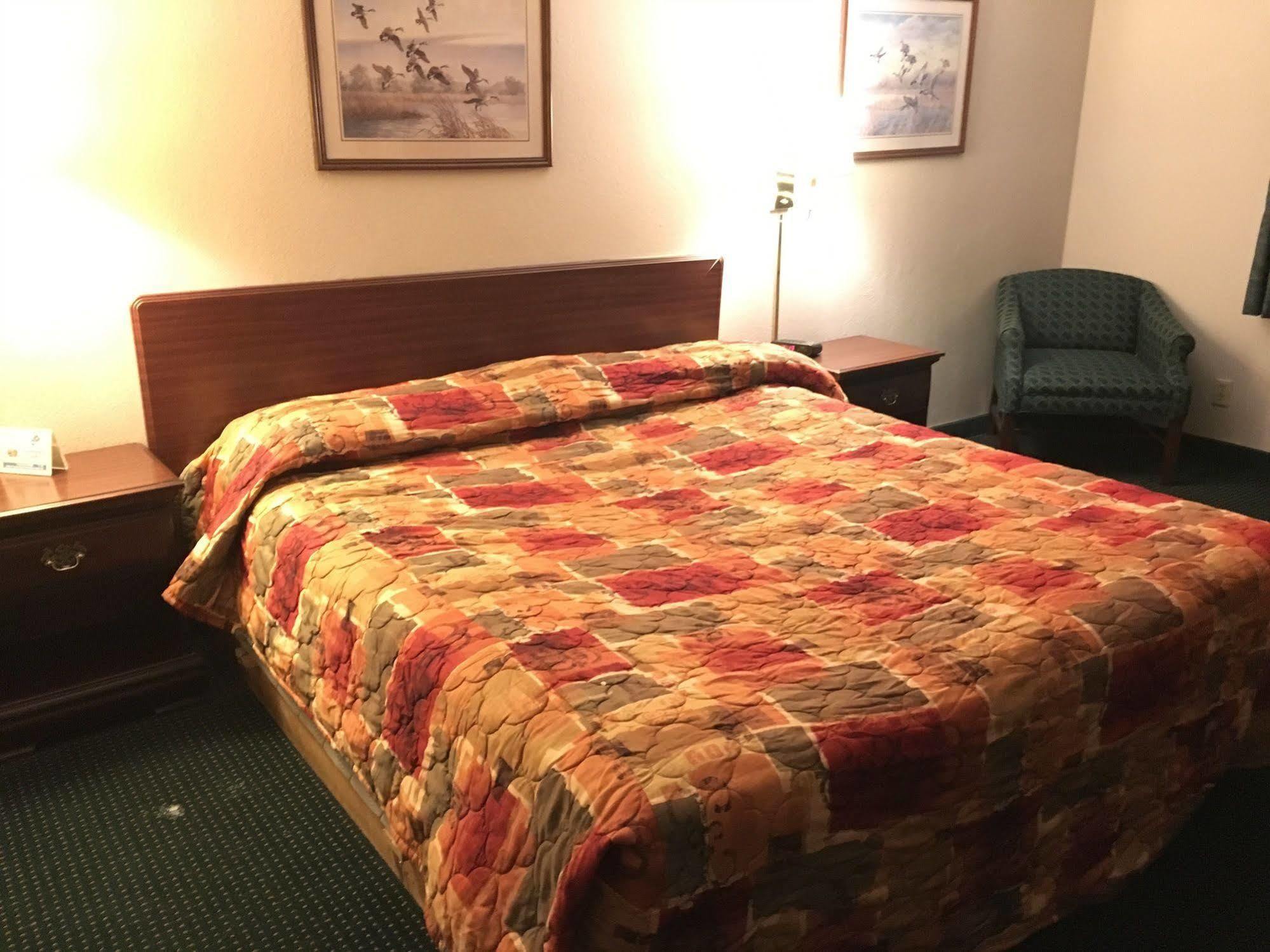 Rapids Inn & Suites Wisconsin Rapids Bagian luar foto