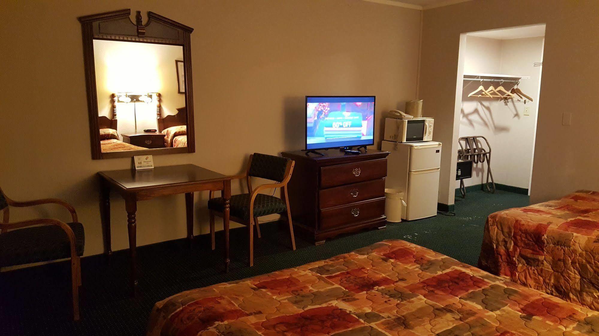 Rapids Inn & Suites Wisconsin Rapids Bagian luar foto