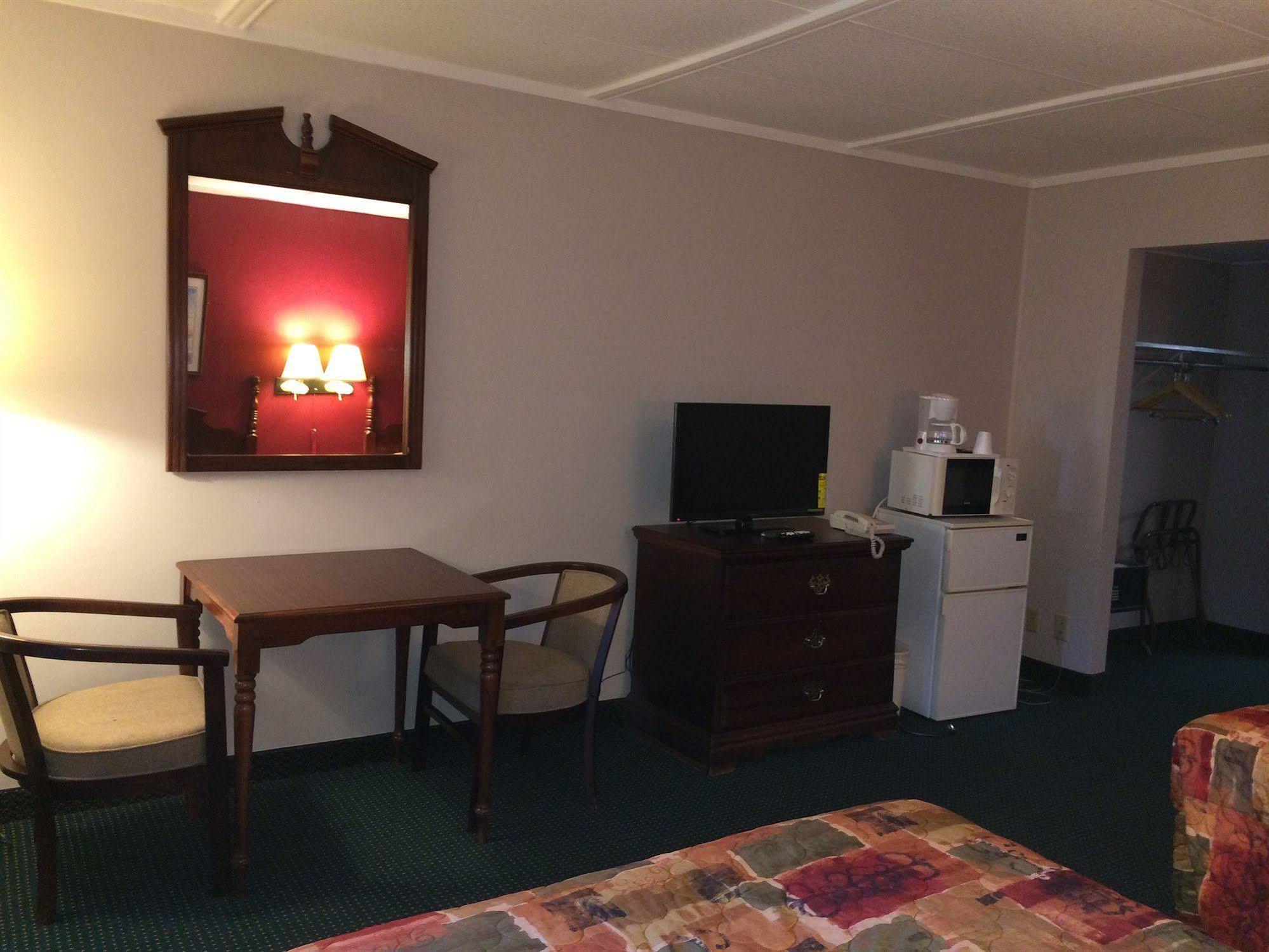 Rapids Inn & Suites Wisconsin Rapids Bagian luar foto