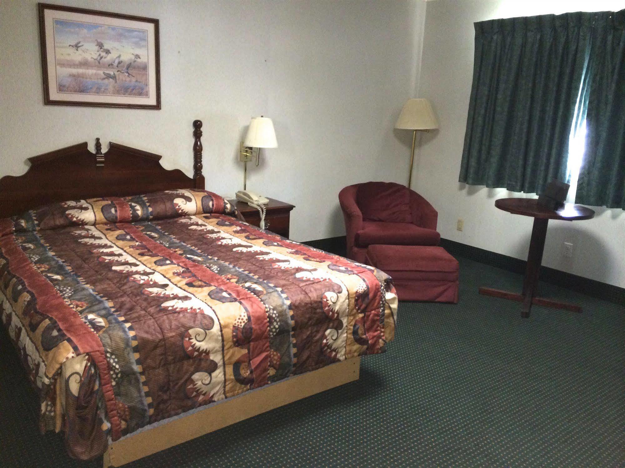 Rapids Inn & Suites Wisconsin Rapids Bagian luar foto
