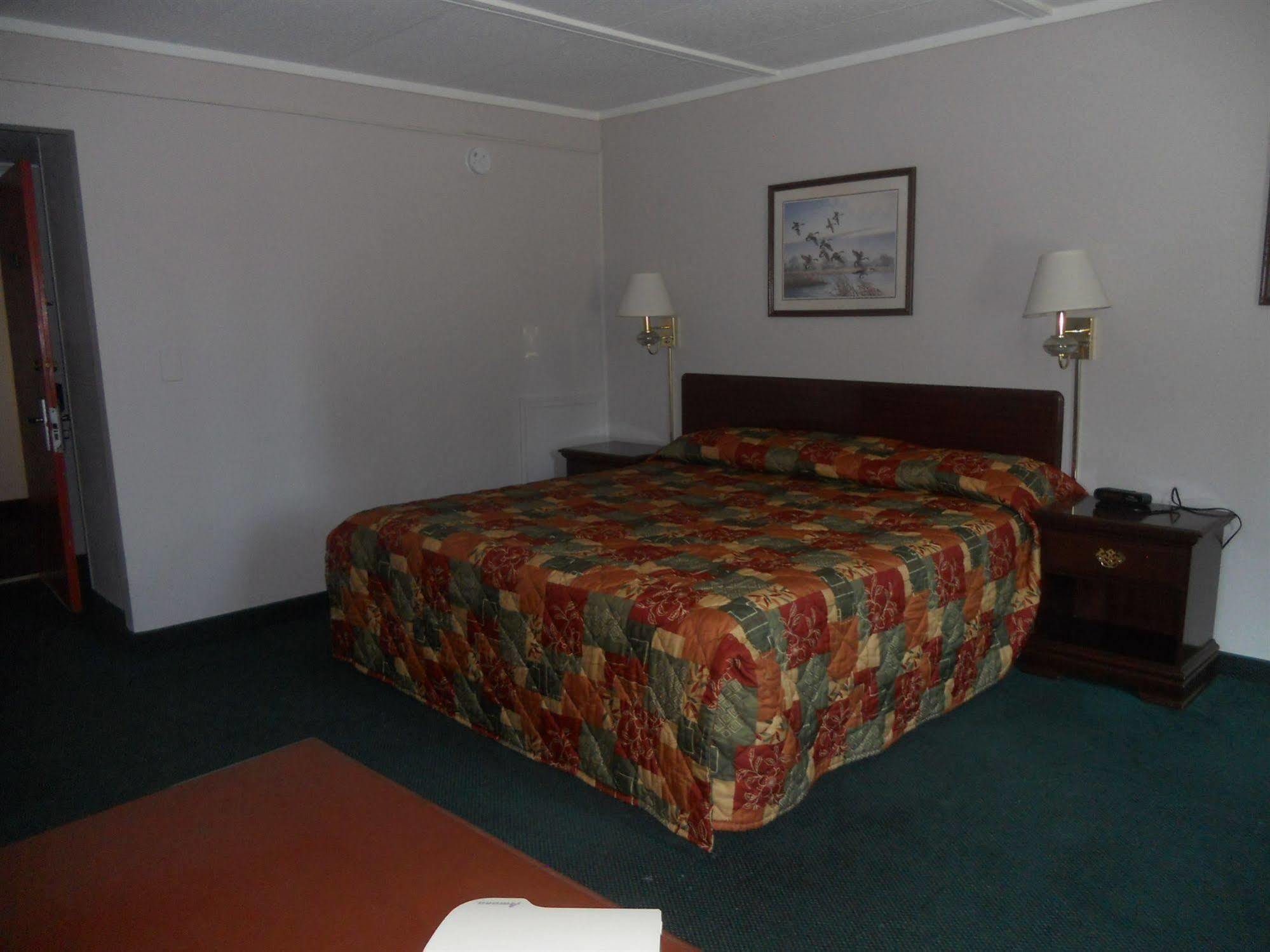 Rapids Inn & Suites Wisconsin Rapids Bagian luar foto
